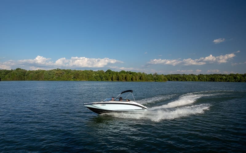 2018 Yamaha Boats SX190 jetboat (19’) – At cruise speed in a lake